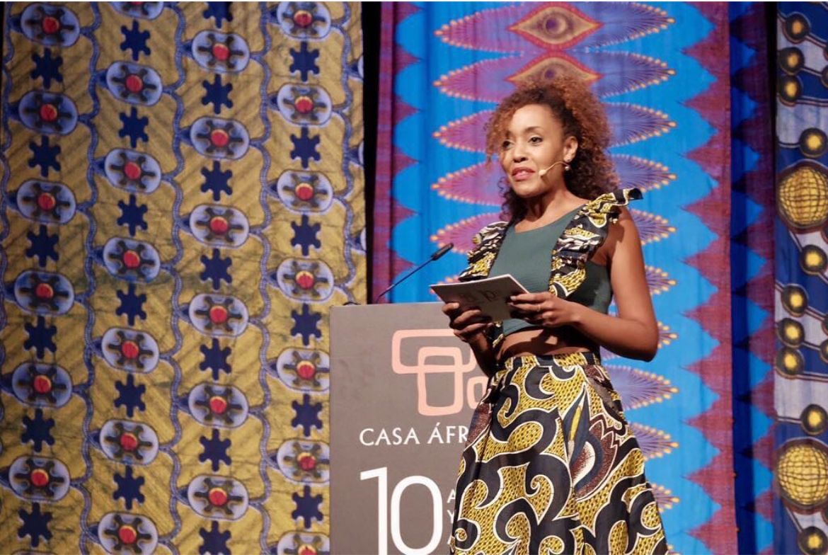Lucía Mbomío presentando un acto en Casa África