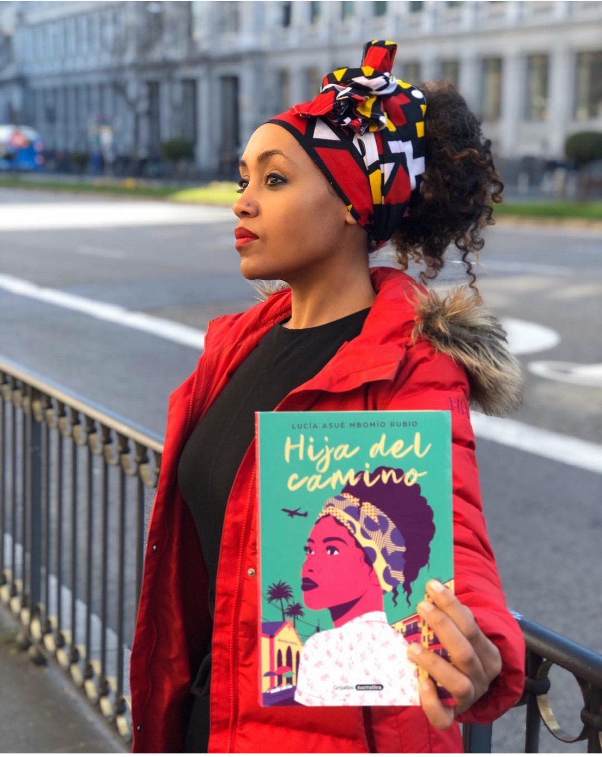 Lucía Mbomío presentando Hija del camino